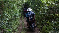 Perjalanan ini melalui jalur setapak menyusuri perkebunan warga dan hutan. 