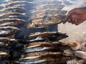 Melihat Pembuatan Ikan Asap di Halmahera Selatan