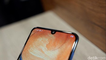 Galaxy A30 membawa notch Infinity U Display, di sana terdapat kamera 16 MP. Foto: Adi Fida Rahman