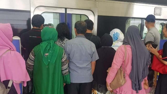 Suasana penumpang MRT yang tidak tertib mengantre. Foto: Istimewa Suasana penumpang MRT yang tidak tertib mengantre. Foto: Istimewa
