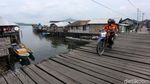 Layani Nasabah, Mantri BRI Tembus Hutan Belah Lautan