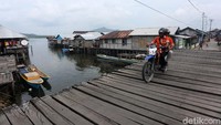 Dengan sepeda motor, mereka menembus perkampungan.