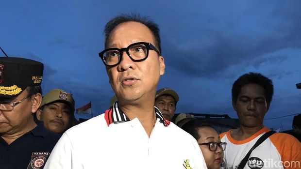 Mensos Agus Gumiwang di lokasi kebakaran Krukut Jakarta Barat