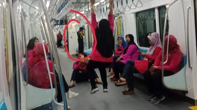Kacau! Kelakuan Penumpang MRT Ini Bikin Miris