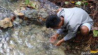 Pengunjung hanya diperkenakan untuk cuci muka di air yang segar dan bersih di pinggir telaga.