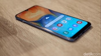 Bagian samping kanan terdapat slot SIM Card. Foto: Adi Fida Rahman/detikINET