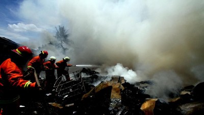 Detik-detik Api Melumat Habis Gudang Plastik Bekas