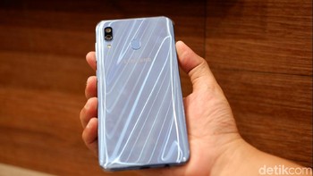 Bagian belakangnya mengusung 3D Curved Edge Design dan terdapat sensor sidik jari. Foto: Adi Fida Rahman