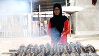 Yuni adalah nasabah BRI yang menggunakan fasilitas Kredit Usaha Rakyat. Jika berkesempatan datang ke Halmahera Selatan, jangan lupa mencicipi kuliner ikannya. Salah satunya kuliner ikan fufu yakni ikan asap cakalang.