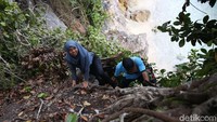 Pada posisi karang yang cukup tinggi, dari sini terlihat pemandangan laut dan formasi bebatuan, plus tebing yang menawan hati. (Danu Damarjati/detikcom)