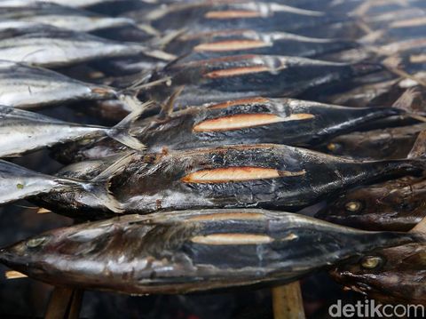 Yuni Nasabah BRI Pembuat Ikan Asap CakalangYuni bersama suami membuat ikan cakalang asap di Desa Tembal, Labuha, Halmahera Selatan. Yuni adalah nasabah BRI yang menggunakan fasilitas Kredit Usaha Rakyat. Jika berkesempatan datang ke Halmahera Selatan, jangan lupa mencicipi kuliner ikannya. Salah satunya kuliner ikan fufu yakni ikan asap cakalang.Desa Tembal merupakan pusat produksi ikan asap di Halmahera Selatan. Sejumlah rumah produksi ikan fufu bertebaran di sana.Pengolahan ikan fufu relatif sederhana. Ikan hanya diasapi di bawah tungku persegi empat yang besar. Asapnya yang akan mematangkan daging ikannya.Jika ingin dibawa pulang sebagai oleh-oleh, waktu pengasapan ikan fufu lebih lama lagi. Ikan diasapi maksimal 10 jam agar lebih kering sehingga bisa awet selama 3-4 hari.Satu ekor ikan fufu dijual Rp 20 ribu untuk ukuran kecil. Sedangkan, ikan fufu ukuran besar dijual dengan harga Rp 25 ribu per ekor.Ikan Fufu Favorit Pejabat Bacan yang Datangkan Untung Jutaan Ikan Fufu jadi salah satu oleh-oleh yang paling dicari wisatawan saat berkunjung ke Labuha, Pulau Bacan. Ikan fufu memang layak di cari selain namanya unik, ikan fufu juga mempunyai rasa yang nikmat.Sebagai informasi, ikan fufu adalah ikan cakalang/ikan tuna/ikan tongkol berukuran besar yang diolah dengan diasapi. Asapnya berasal dari pembakaran batok kelapa sehingga menghasilkan tekstur daging yang tidak terbakar sempurna namun matang dan dagingnya padat dan tebal serta tidak hancur. Soal rasa, biasanya ikan Fufu ini disajikan dengan sambal dabu matah yaitu sambal yang terdiri dari bawang, tomat, dan cabai dan perasan jeruk nipis.  Yani (30) adalah salah satu penjual ikan fufu yang tersohor seantreo Bacan. Betapa tidak, dalam sehari dia mampu menjual 30 sampai 100 ekor dengan harga bervariasi mulai dari Rp 30 sampai Rp 35 ribu. 