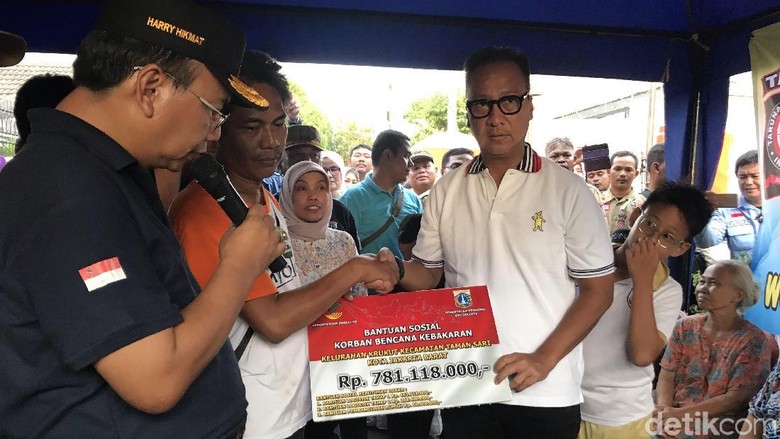 Mensos Beri Bantuan Rp 781 Juta untuk Korban Kebakaran Krukut Jakbar Mensos Beri Bantuan Rp 781 Juta untuk Korban Kebakaran Krukut Jakbar