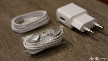 Aneka aksesori yang disertakan dalam paket penjualan, ada kabel data USB type C, kepala charger dan earphone. Foto: Adi Fida Rahman/detikINET