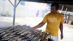Melihat Pembuatan Ikan Asap di Halmahera Selatan