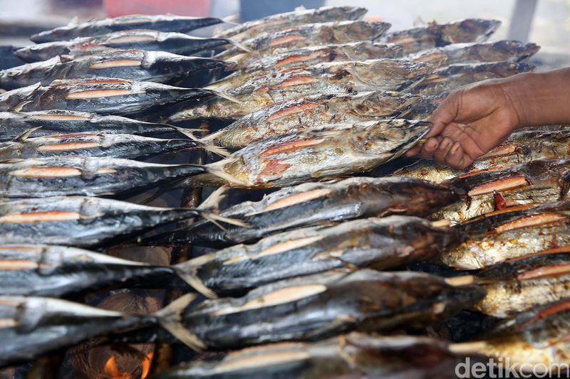 Yuni Nasabah BRI Pembuat Ikan Asap CakalangYuni bersama suami membuat ikan cakalang asap di Desa Tembal, Labuha, Halmahera Selatan. Yuni adalah nasabah BRI yang menggunakan fasilitas Kredit Usaha Rakyat. Jika berkesempatan datang ke Halmahera Selatan, jangan lupa mencicipi kuliner ikannya. Salah satunya kuliner ikan fufu yakni ikan asap cakalang.Desa Tembal merupakan pusat produksi ikan asap di Halmahera Selatan. Sejumlah rumah produksi ikan fufu bertebaran di sana.Pengolahan ikan fufu relatif sederhana. Ikan hanya diasapi di bawah tungku persegi empat yang besar. Asapnya yang akan mematangkan daging ikannya.Jika ingin dibawa pulang sebagai oleh-oleh, waktu pengasapan ikan fufu lebih lama lagi. Ikan diasapi maksimal 10 jam agar lebih kering sehingga bisa awet selama 3-4 hari.Satu ekor ikan fufu dijual Rp 20 ribu untuk ukuran kecil. Sedangkan, ikan fufu ukuran besar dijual dengan harga Rp 25 ribu per ekor.Ikan Fufu Favorit Pejabat Bacan yang Datangkan Untung Jutaan Ikan Fufu jadi salah satu oleh-oleh yang paling dicari wisatawan saat berkunjung ke Labuha, Pulau Bacan. Ikan fufu memang layak di cari selain namanya unik, ikan fufu juga mempunyai rasa yang nikmat.Sebagai informasi, ikan fufu adalah ikan cakalang/ikan tuna/ikan tongkol berukuran besar yang diolah dengan diasapi. Asapnya berasal dari pembakaran batok kelapa sehingga menghasilkan tekstur daging yang tidak terbakar sempurna namun matang dan dagingnya padat dan tebal serta tidak hancur. Soal rasa, biasanya ikan Fufu ini disajikan dengan sambal dabu matah yaitu sambal yang terdiri dari bawang, tomat, dan cabai dan perasan jeruk nipis.  Yani (30) adalah salah satu penjual ikan fufu yang tersohor seantreo Bacan. Betapa tidak, dalam sehari dia mampu menjual 30 sampai 100 ekor dengan harga bervariasi mulai dari Rp 30 sampai Rp 35 ribu. 