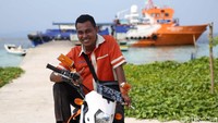 Para petugas BRI ini bekerja meninggalkan keluarga yang berada Labuha Ibu Kota Kabupaten Halmahera Selatan.