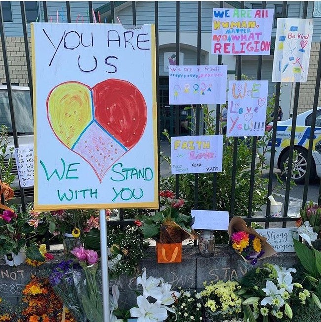 Selain surat, banyak pula poster-poster yang ditempel dan dibawa oleh warga New Zealand. Foto: Foto: Instagram/NurulShamsu