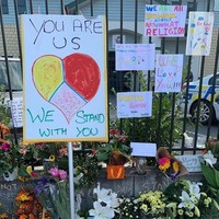 Selain surat, banyak pula poster-poster yang ditempel dan dibawa oleh warga New Zealand. Foto: Foto: Instagram/NurulShamsu