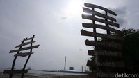 Pantai wisata yang berlokasi di kawasan PLTU Paiton ini menjanjikan pesona yang berbeda dengan pantai – pantai wisata lainnya di Kabupaten Probolinggo.
