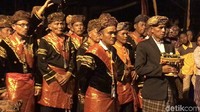 Berbagai cara dilakukan untuk meningkatkan kunjungan wisatawan. Salah satunya dengan memperkenalkan adat dan budaya melalui festival Seribu Rumah Gadang. (Jeka Kampai/detikcom)