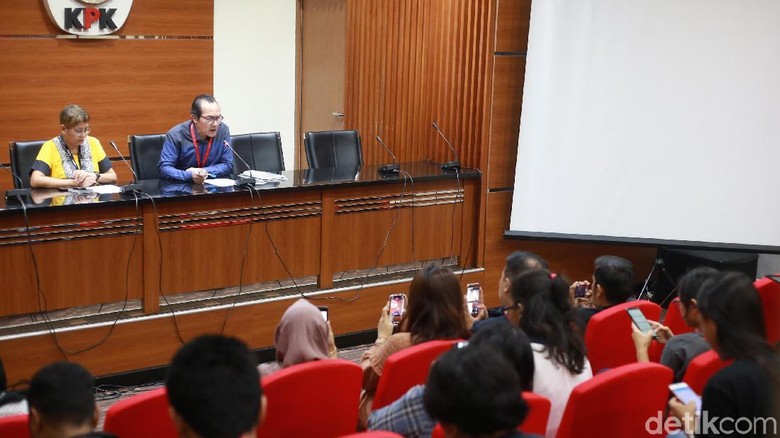 KPK Minta Terduga Penyuap Direktur Teknologi Krakatau Steel Serahkan Diri KPK Minta Terduga Penyuap Direktur Teknologi Krakatau Steel Serahkan Diri