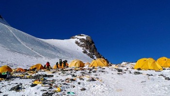 Khumbu Glacier disebut-sebut sebagai tempat dengan tingkat kemunculan mayat tertinggi, dan itu merupakan salah satu titik yang harus dilewati pendaki untuk sampai ke puncak Gunung Everest. Foto: BBC Magazine