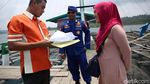 Layani Nasabah, Mantri BRI Tembus Hutan Belah Lautan