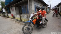 Pegawai BRI siap membelah hutan dengan motor guna menghampiri nasabah yang tinggal di dalam hutan di Pulau Mandioli dan Madopolo.