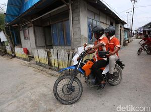 Layani Nasabah, Mantri BRI Tembus Hutan Belah Lautan
