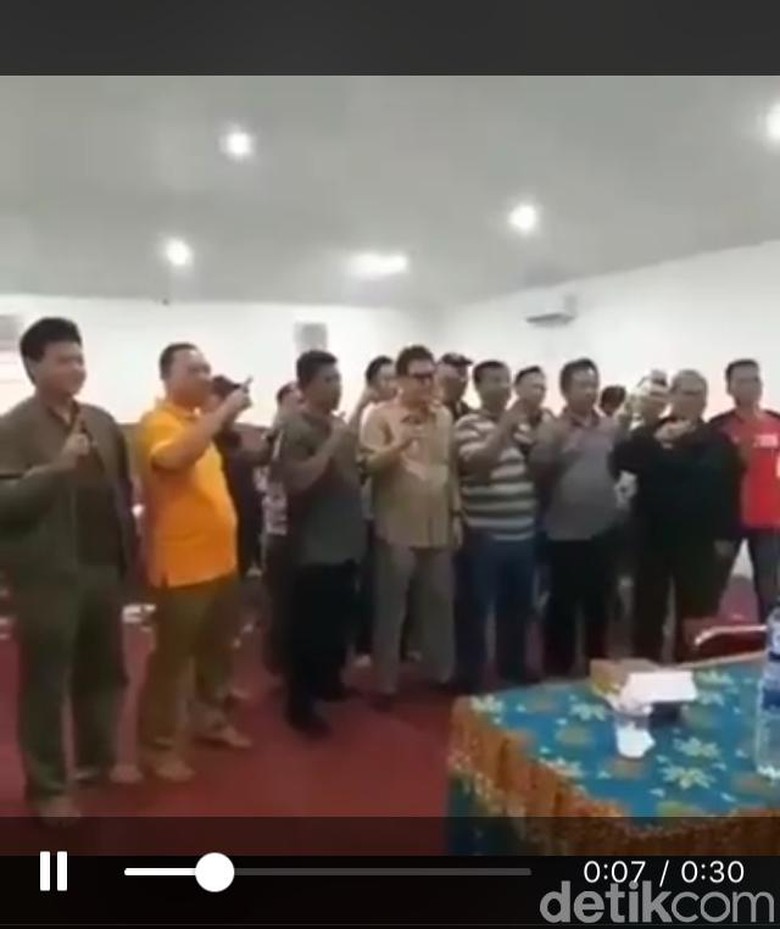 Pengakuan Kades di Sukabumi yang Deklarasi Dukung Jokowi Pengakuan Kades di Sukabumi yang Deklarasi Dukung Jokowi