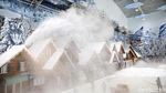 Foto: Suasana Penuh Salju di Trans Snow World Juanda