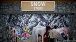 Foto: Suasana Penuh Salju di Trans Snow World Juanda