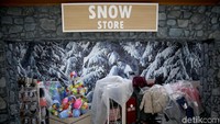 Ada lima area buat traveler bermain, yaitu Snow Area playground, Ski Area, Toboggan Area, Zorb Ball Area dan Chair Lift.  (Rachman/detikcom)