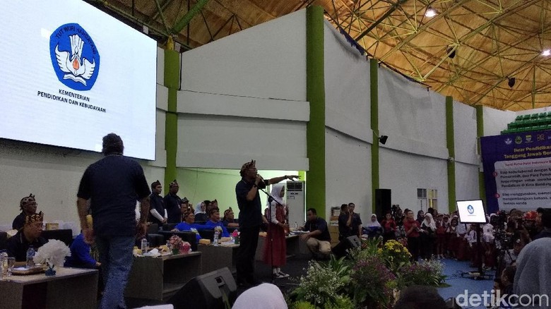 Mendikbud Pamer Kinerja di Depan Pelajar Bandung Mendikbud Pamer Kinerja di Depan Pelajar Bandung