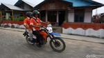 Layani Nasabah, Mantri BRI Tembus Hutan Belah Lautan
