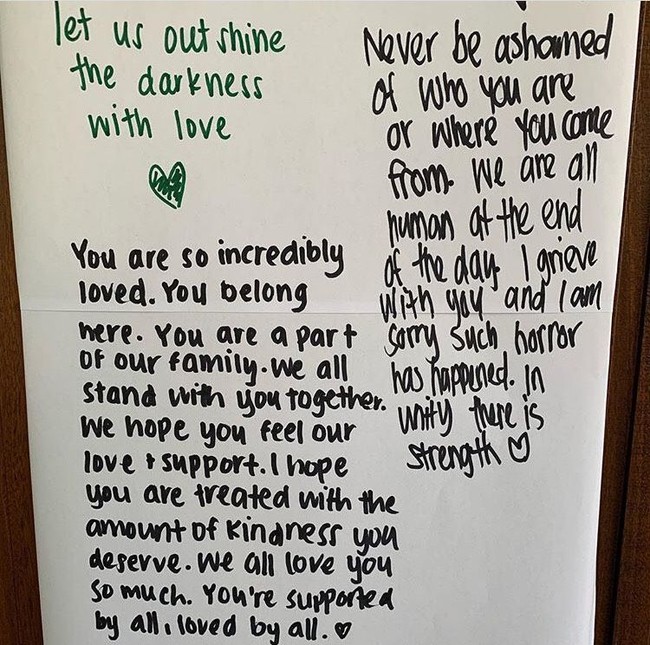 Pada Jumat (21/03/2019), para wanita di New Zealand juga beramai-ramai memakai kerudung sebagai aksi solidaritas. Polisi hingga pembawa acara tak segan memakai pashmina saat tampil di hadapan publik. Foto: Instagram/NurulShamsu