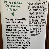 Pada Jumat (21/03/2019), para wanita di New Zealand juga beramai-ramai memakai kerudung sebagai aksi solidaritas. Polisi hingga pembawa acara tak segan memakai pashmina saat tampil di hadapan publik. Foto: Instagram/NurulShamsu