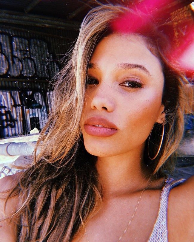 Akhir tahun lalu sempat beredar kabar bahwa mereka sudah bertunangan setelah Jessica terlihat memakai cincin berlian di jari manisnya ketika berlibur di pantai. Namun, sampai saat ini belum ada konfirmasi dari pasangan tersebut. Adapun David bercerai dari istrinya setelah 20 tahun menikah.  Foto: Dok. Instagram/@jessledon