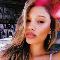 Akhir tahun lalu sempat beredar kabar bahwa mereka sudah bertunangan setelah Jessica terlihat memakai cincin berlian di jari manisnya ketika berlibur di pantai. Namun, sampai saat ini belum ada konfirmasi dari pasangan tersebut. Adapun David bercerai dari istrinya setelah 20 tahun menikah.  Foto: Dok. Instagram/@jessledon