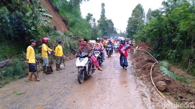 Hujan Deras, Longsor di Banjarnegara Tutup Sejumlah Akses Jalan