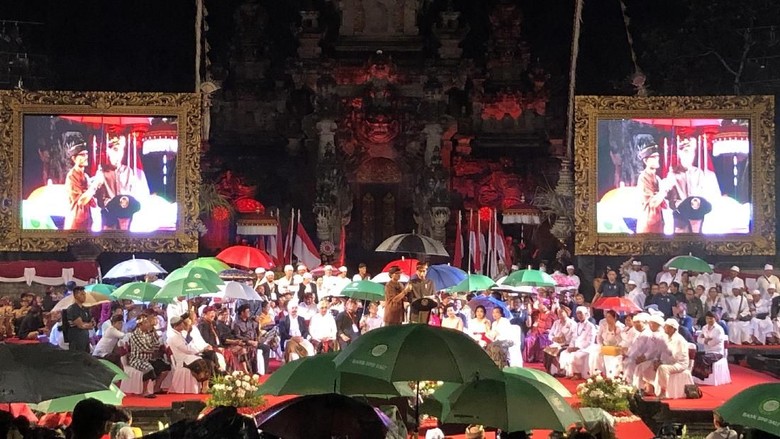 Sapa Pemuka Adat Bali Saat Hujan, Jokowi dan Bendesa Bergantian Memayungi Sapa Pemuka Adat Bali Saat Hujan, Jokowi dan Bendesa Bergantian Memayungi