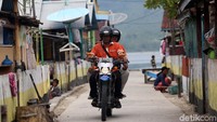 Setiap 4 hari dalam seminggu mulai Selasa hingga Jumat mereka mengarungi lautan di Kabupaten Halmahera Selatan guna melayani masyarakat di pulau pulau.