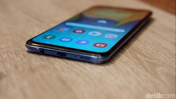 Bagian bawahnya terdapat port jack audio 3,5 mm, USB Type C dan speaker. Foto: Adi Fida Rahman