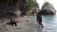 Pantai ini tidak berpasir tapi penuh karang. Namun keindahannya patut diacungi jempol. (Danu Damarjati/detikcom)