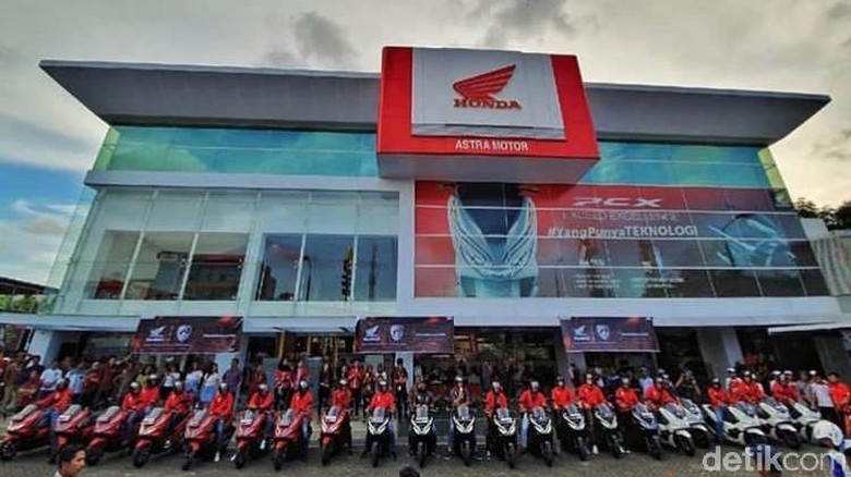 Pemain PSM diberi motor Foto: Ibnu Munsir/detikOto Pemain PSM diberi motor Foto: Ibnu Munsir/detikOto