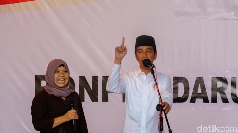 Bertemu di Ponpes, Ibu Ini Keceplosan Panggil Jokowi Pak Kiai Bertemu di Ponpes, Ibu Ini Keceplosan Panggil Jokowi Pak Kiai