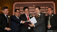 Direktur Utama PT Menteng Heritage Realty Tbk Christofer Wibisono (kedua kanan) bersama Komisaris Budiman Muliadi (dari kiri), Komisaris Utama Herry Wijaya, dan Direktur PT Sinarmas Sekuritas Kerry Rusly, mendengarkan pembicaraan Direktur Anke Krishna, rapat penawaran umum perdana saham perseroan, di Jakarta, Jumat (22/3/2019).