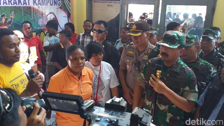 Panglima TNI dan Kapolri Kompak ke Sentani Cek Penanganan Banjir Bandang Panglima TNI dan Kapolri Kompak ke Sentani Cek Penanganan Banjir Bandang