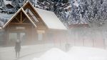 Foto: Suasana Penuh Salju di Trans Snow World Juanda
