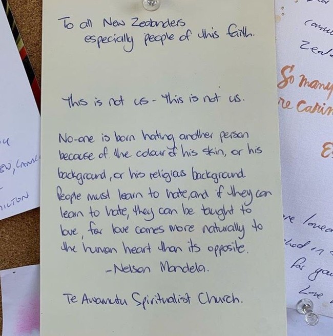 Suasana duka masih sangat terasa di New Zealand. Banyak warga yang menulis surat, mengirim bunga, hingga memakai kerudung untuk menghormati korvan peristiwa penembakan di dua masjid di Christchurch. Foto: Foto: Instagram/NurulShamsu